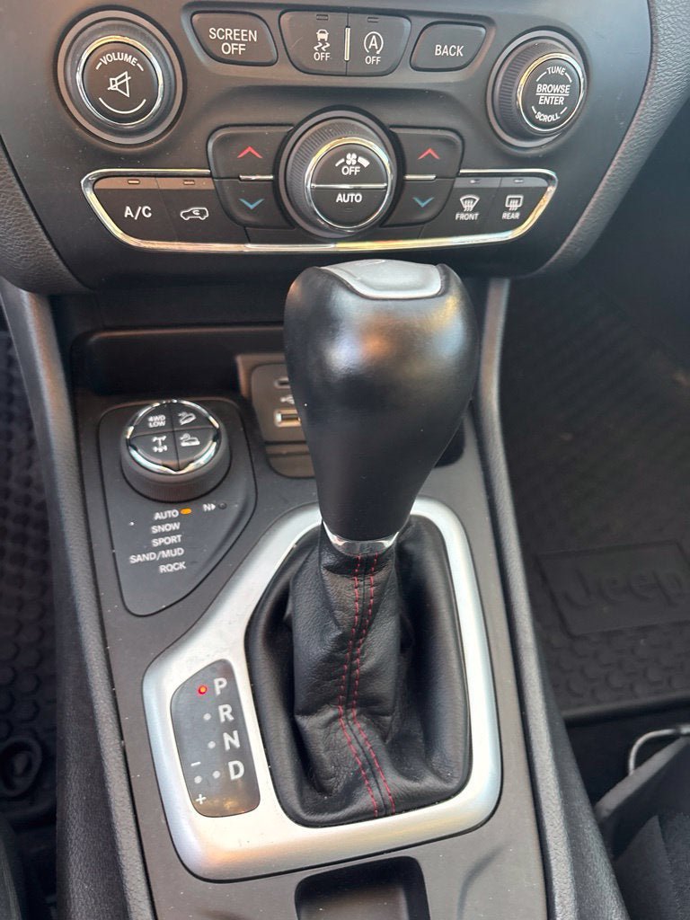 Used 2018 Jeep Cherokee Trailhawk w/ Quick Order Package 27L AWD/4WD image 19