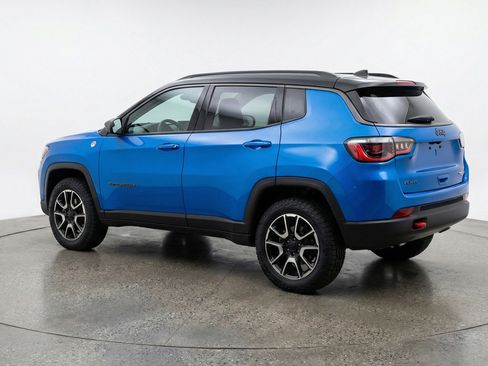 Used 2025 Jeep Compass Trailhawk image 6