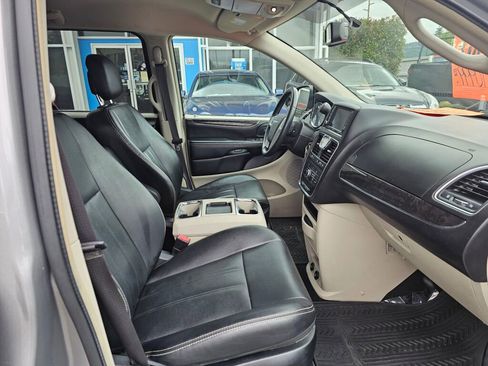Used 2016 Chrysler Town & Country Touring image 11