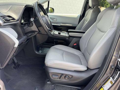 Used 2025 Toyota Sienna XLE FWD image 21