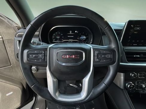 Used 2023 GMC Yukon XL SLT AWD/4WD image 12
