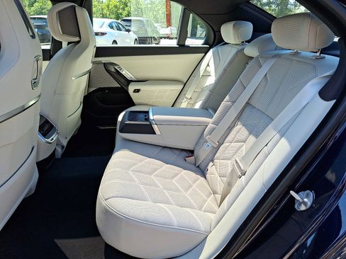 Used 2024 BMW 740i xDrive w/ Executive Package AWD/4WD image 8