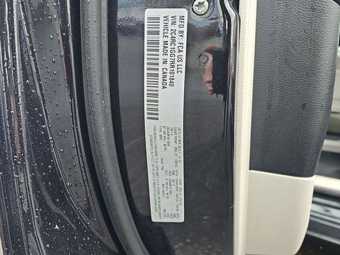 Used 2024 Chrysler Pacifica Limited image 32