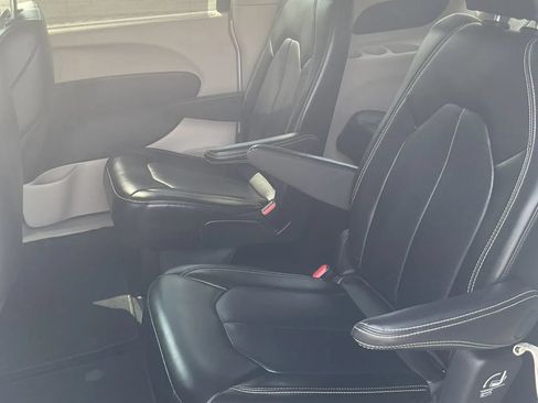 Used 2024 Chrysler Pacifica Touring-L FWD image 33