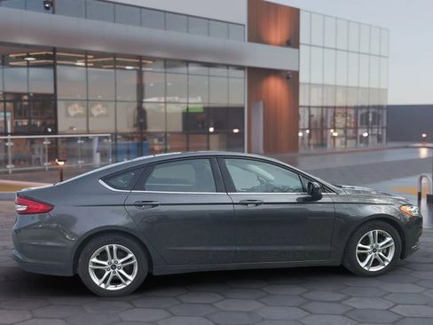 Used 2018 Ford Fusion SE w/ Fusion SE Technology Package FWD image 15