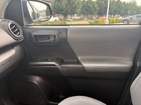Used 2019 Toyota Tacoma SR AWD/4WD image 16