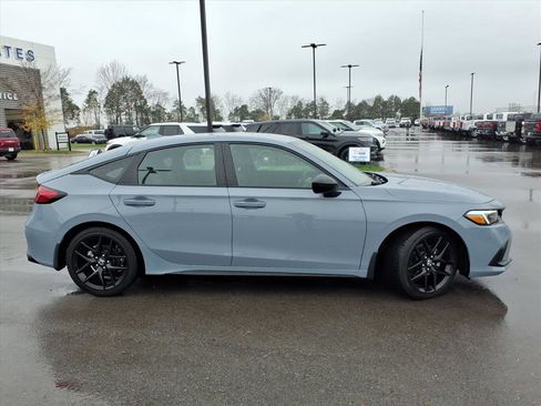 Used 2023 Honda Civic Sport image 2