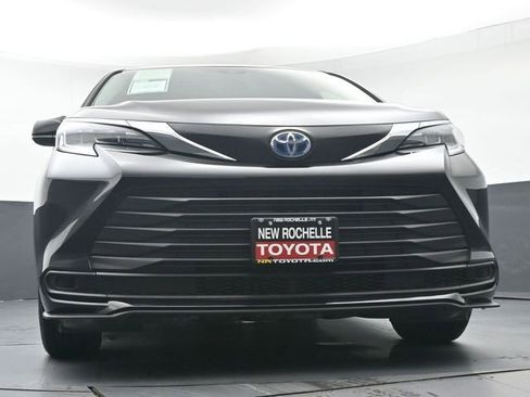 Used 2025 Toyota Sienna LE image 44