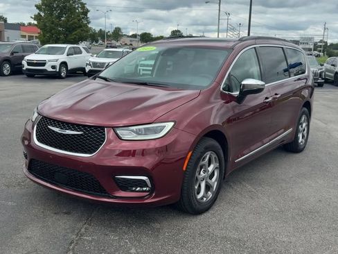 Used 2023 Chrysler Pacifica Limited AWD/4WD image 2