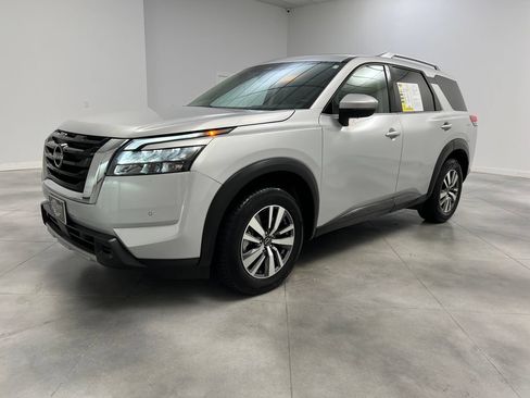 Used 2025 Nissan Pathfinder SL FWD image 4
