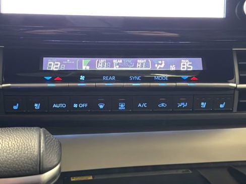 Used 2021 Toyota Sienna Platinum image 26