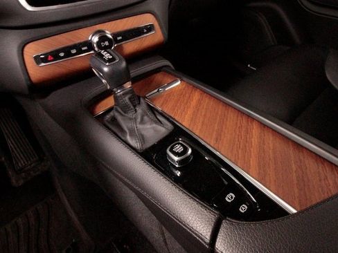 Used 2022 Volvo XC90 T6 Momentum w/ Advanced Package image 32