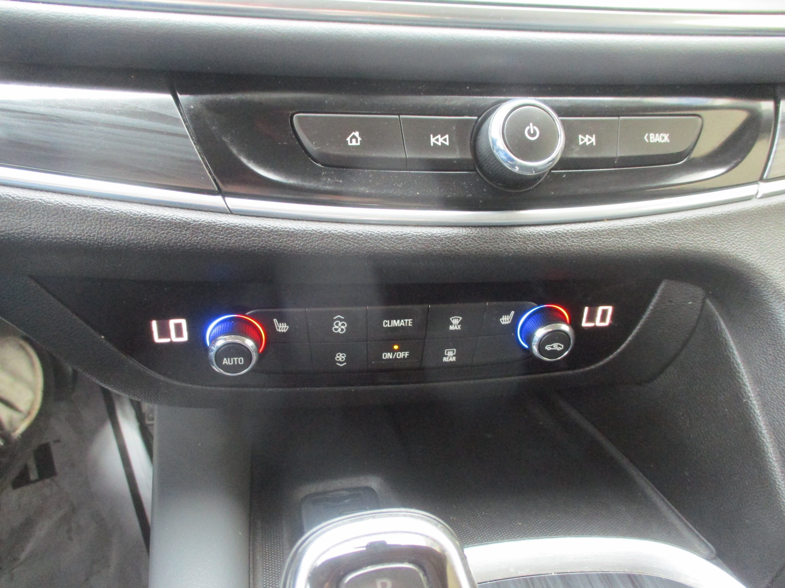 Used 2020 Buick Enclave Essence FWD image 16