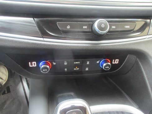 Used 2020 Buick Enclave Essence FWD image 16