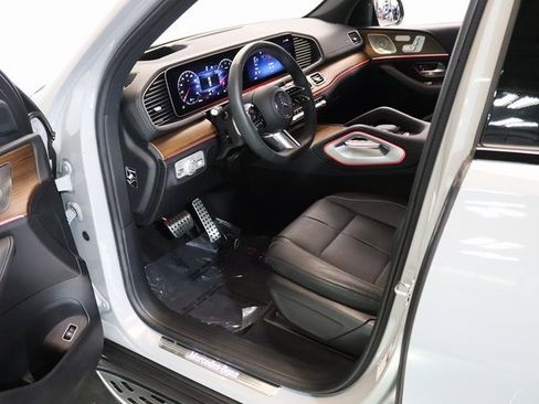 Used 2024 Mercedes-Benz GLS 580 4MATIC image 19