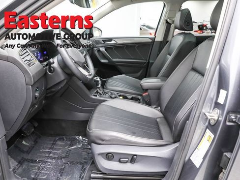 Used 2022 Volkswagen Tiguan SE w/ Panoramic Sunroof Package image 14