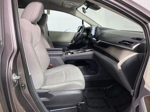 Certified 2023 Toyota Sienna LE AWD/4WD image 9