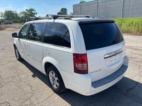 Used 2009 Chrysler Town & Country Touring FWD image 5