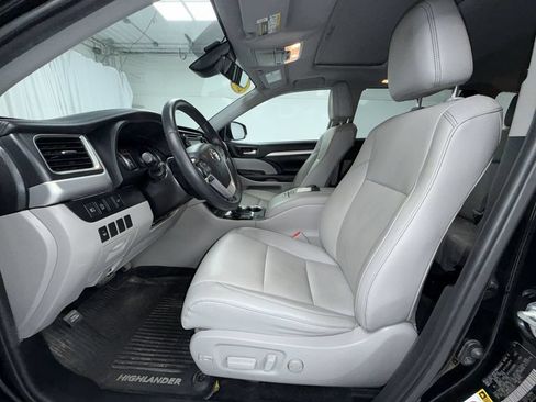 Used 2019 Toyota Highlander XLE AWD/4WD image 12