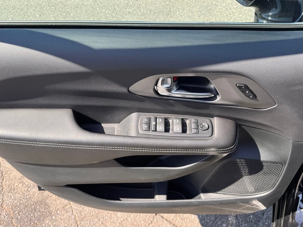 Used 2027 Chrysler Pacifica Select FWD image 9
