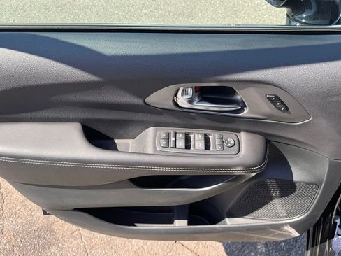 Used 2027 Chrysler Pacifica Select FWD image 9