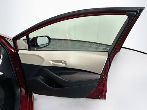 Used 2025 Toyota Corolla LE image 30
