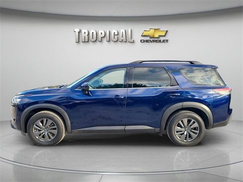 Used 2024 Nissan Pathfinder SV image 2