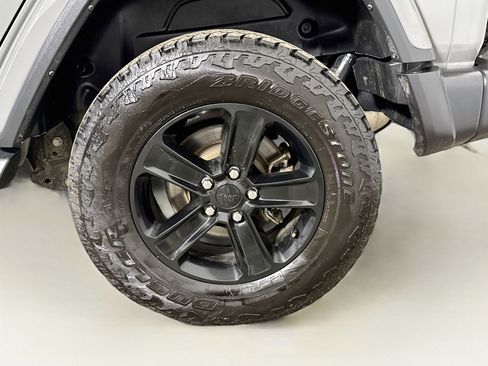 Used 2022 Jeep Wrangler Unlimited Sahara AWD/4WD image 30