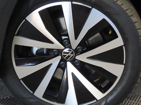 Used 2024 Volkswagen Taos SE FWD image 6