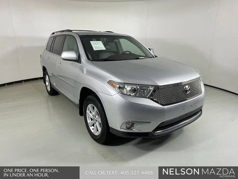 Used 2013 Toyota Highlander SE FWD image 3