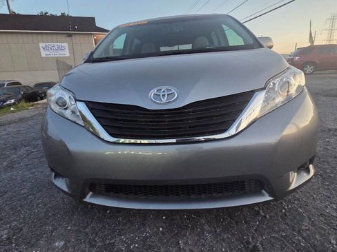 Used 2014 Toyota Sienna LE FWD image 3