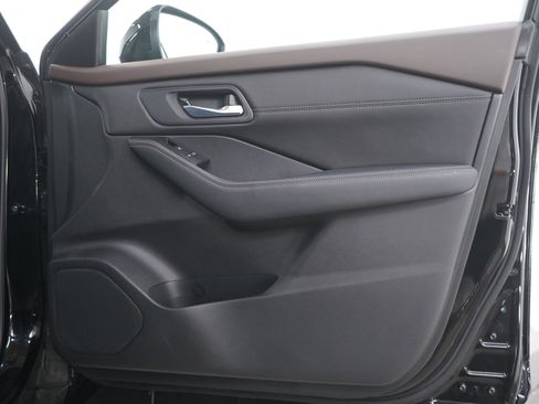 Used 2022 Nissan Rogue SV w/ SV Premium Package image 9