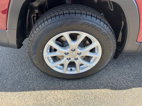 Used 2018 Jeep Cherokee Latitude AWD/4WD image 42