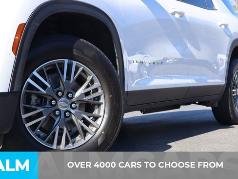 Used 2024 Chevrolet Traverse LT image 2