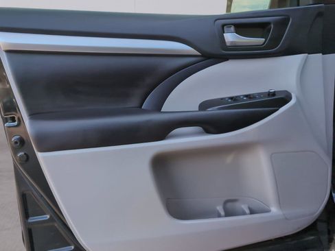 Used 2019 Toyota Highlander XLE image 15