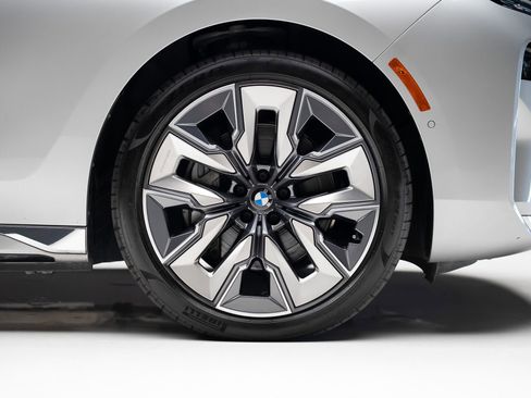 Used 2023 BMW i7 xDrive60 w/ Executive Package 2 AWD/4WD image 40