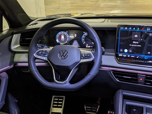 New 2025 Volkswagen Tiguan SE R-Line image 13