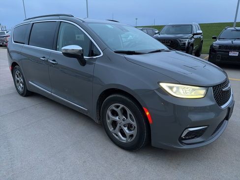 Used 2023 Chrysler Pacifica Limited FWD image 3