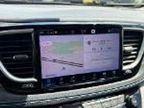 Used 2021 Chrysler Pacifica Touring-L w/ Premium & Safety Sphere Group FWD image 19