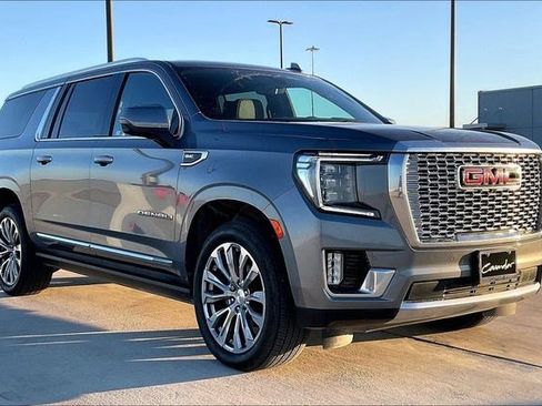 Used 2021 GMC Yukon XL Denali w/ Denali Premium Package image 3