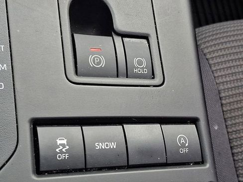 Used 2021 Toyota Highlander LE FWD image 22
