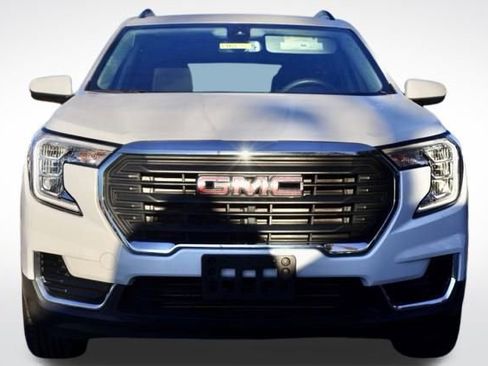 Used 2023 GMC Terrain SLE w/ Driver Convenience Package image 3