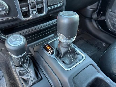Used 2023 Jeep Wrangler Unlimited Sahara w/ Cold Weather Group AWD/4WD image 17