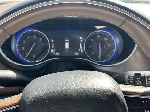 Used 2017 Chrysler Pacifica Limited FWD image 17