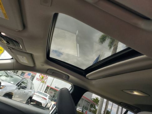 Used 2023 Toyota Corolla Cross XLE w/ Convenience Package image 19