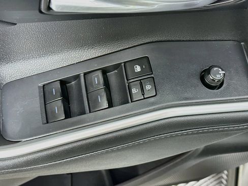 Used 2024 Toyota Highlander XLE AWD/4WD image 17