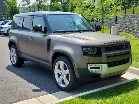 New 2024 Land Rover Defender 110 SE image 10