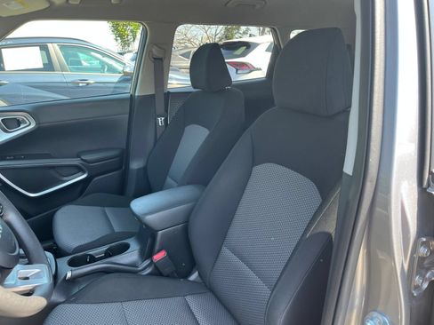 Used 2025 Kia Soul LX w/ LX Technology Package FWD image 27