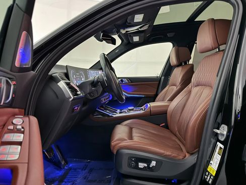 Used 2023 BMW X7 M60i w/ Climate Comfort Package image 18