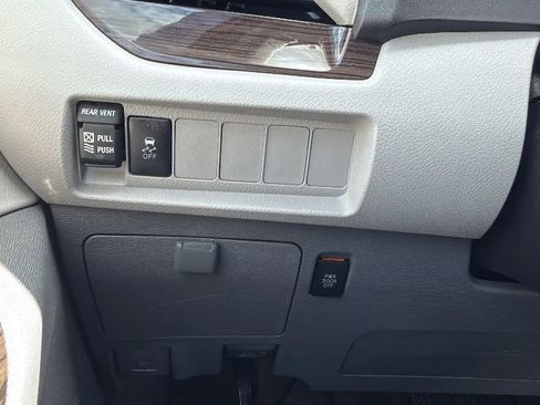 Used 2018 Toyota Sienna XLE AWD/4WD image 15